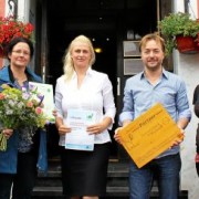 Katharina Koch von der Tourismusgesellschaft, Anne-Kathrin Ibarra-Wong vom Tourismusverband Welterberegion, Carolin Mölich von der Nationalparkverwaltung, die Hoteliers Christina und Udo Winkels und die Mitarbeiterinnen Denise Wettstein und Maria Weber (von links) bei der Übergabe des Zertifikats. Foto: Birgit Schellbach